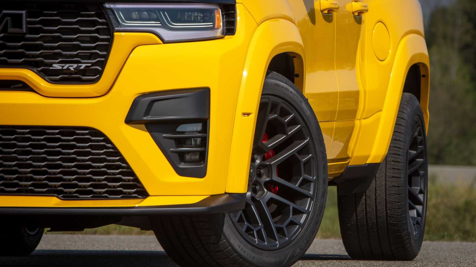 Close frontal de uma Ram 1500 Rumble Bee SRT 2027