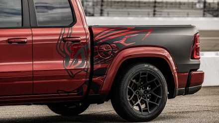 Foto traseira de uma Ram 1500 Rumble Bee 392 2027