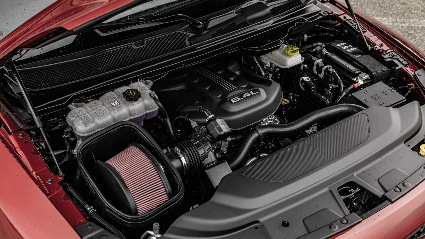 Close de um motor Ram 1500 Rumble Bee 392 2027