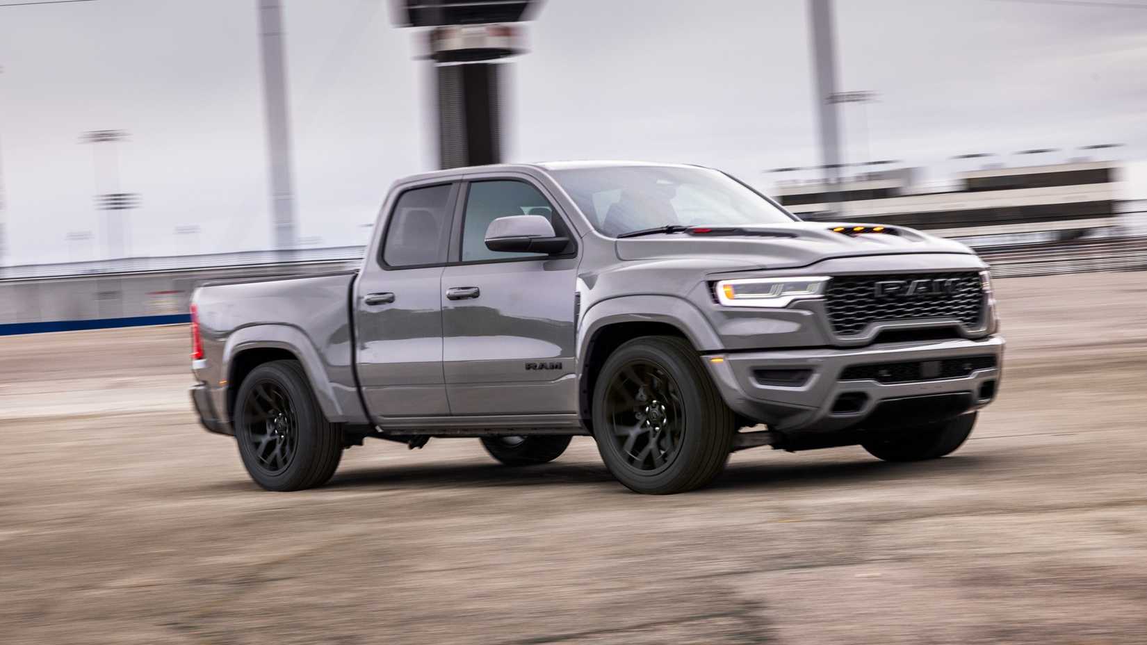 Foto frontal 3/4 de uma Ram 1500 Rumble Bee 2027 em movimento