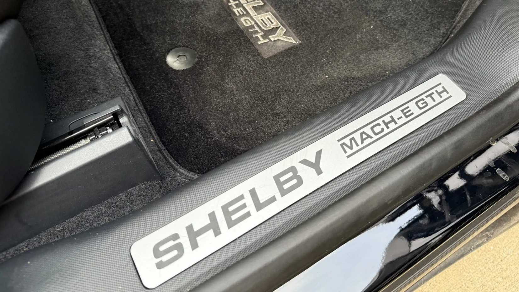 Close-up de um cartaz na soleira do Ford Mustang Mach-E Shelby GT-H 2023