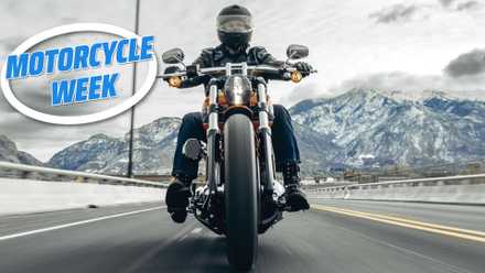 Painel dianteiro Breakout da Harley-Davidson 2023 dirigindo na estrada