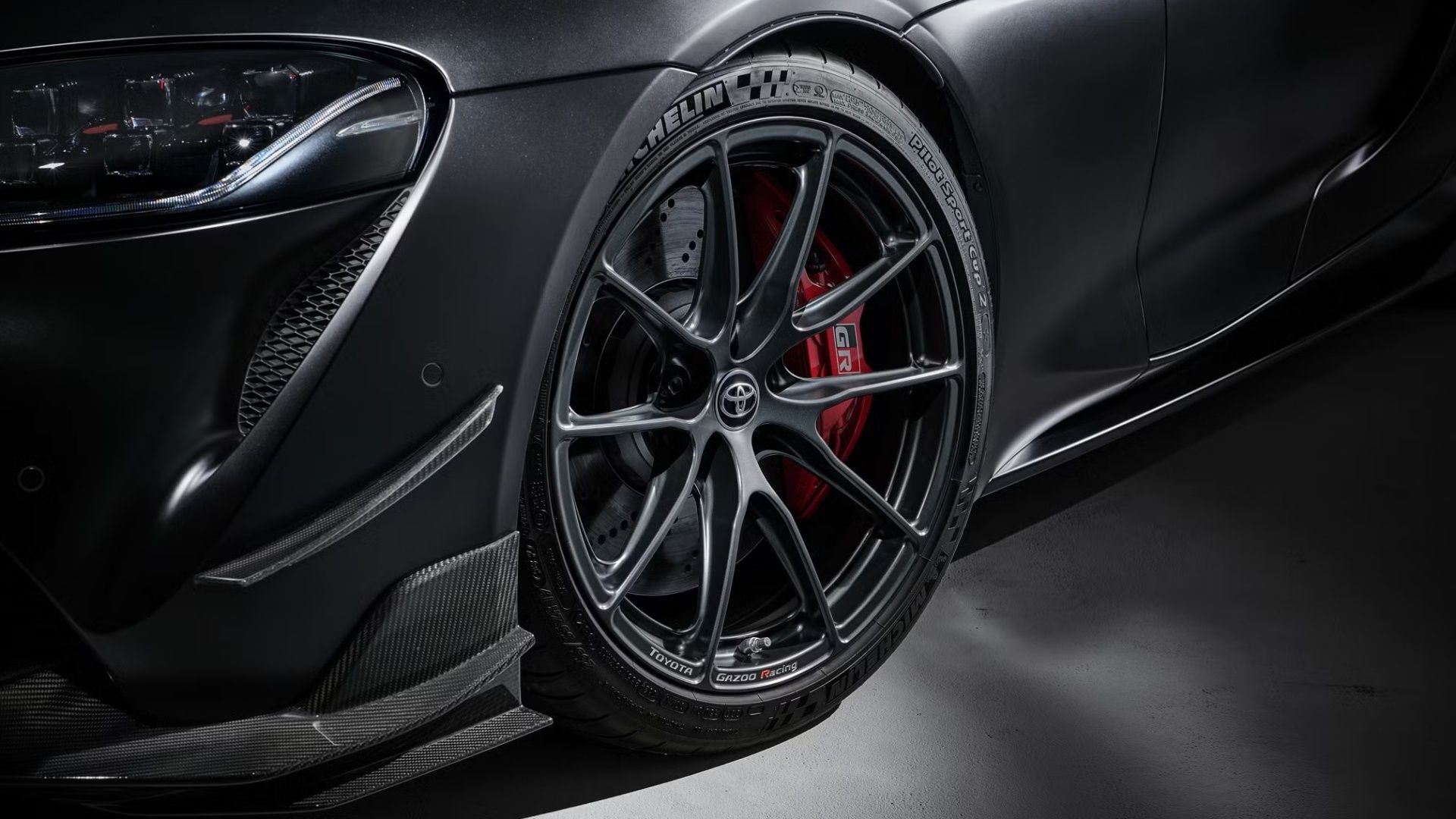 Close frontal de uma roda Toyota GR Supra Final Edition 2026