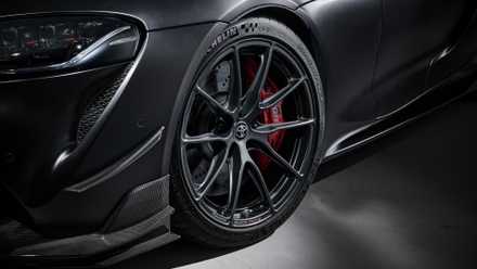 Close frontal de uma roda Toyota GR Supra Final Edition 2026