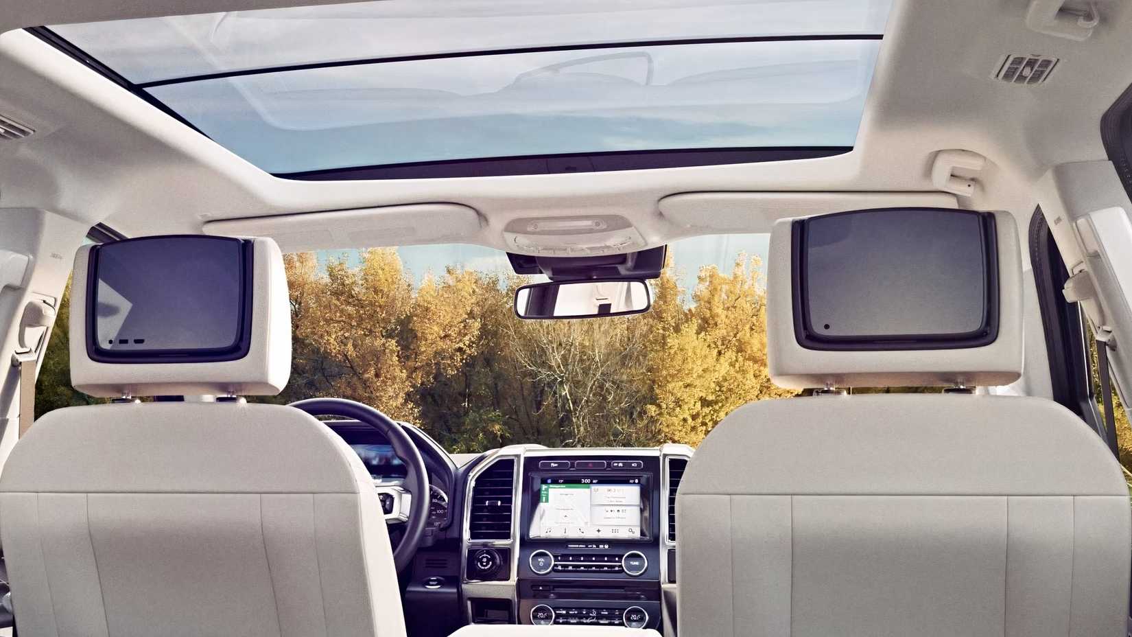 Foto do interior de uma Ford Expedition 2018 mostrando o layout da cabine