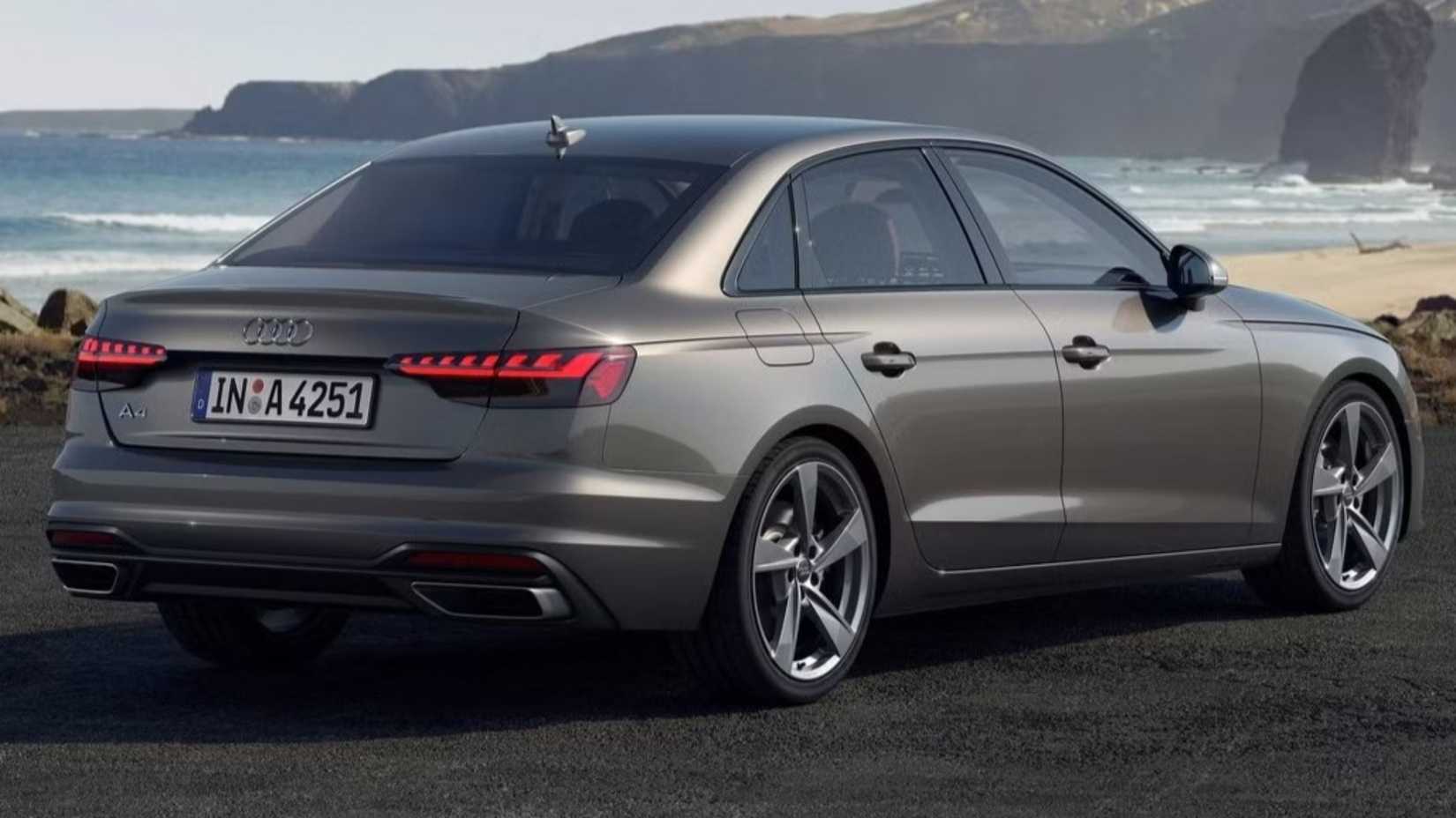 Foto traseira 3/4 de um Audi A4 2023 estacionado na estrada