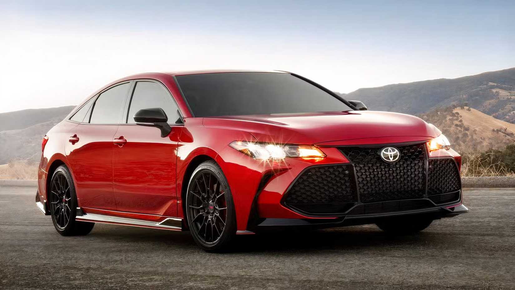 Foto frontal 3/4 de um Toyota Avalon TRD 2020