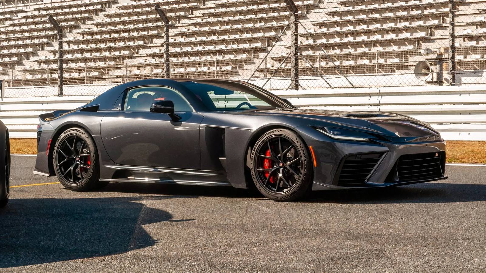 Toyota GR GT in garage, motore, aerodinamica, accesso selezionato, vetting clienti