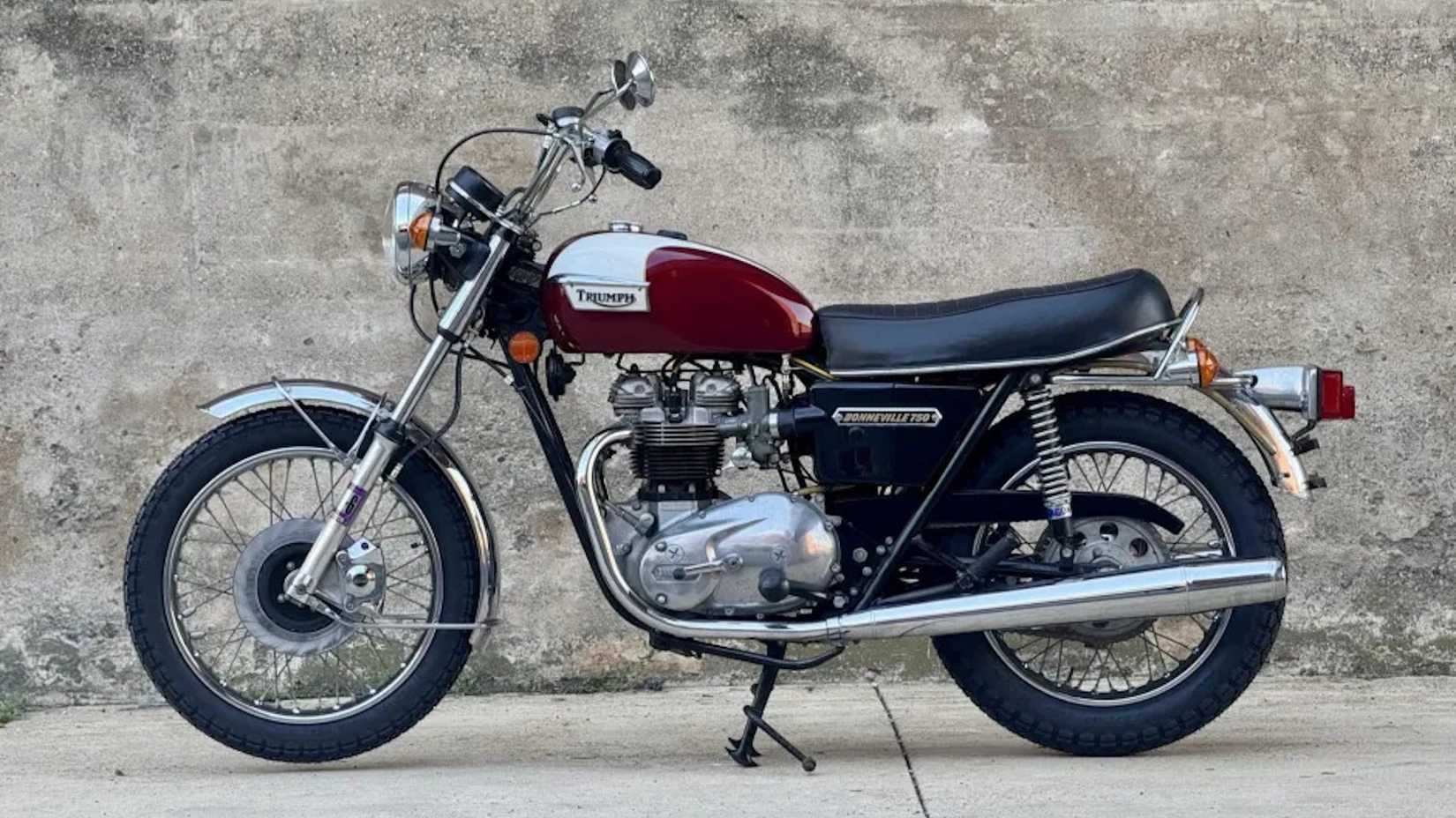 Bonneville T140 estática