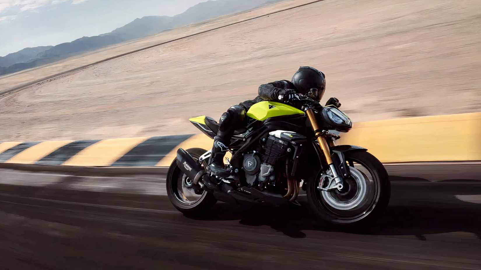 Triumph Speed ​​Triple 1200 RX atacando curvas na pista de corrida