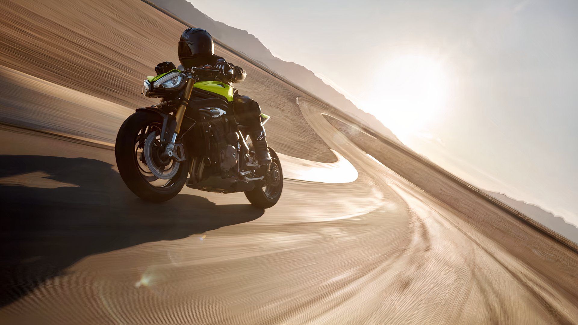 Triumph Speed ​​Triple 1200 RX saindo de uma curva na pista