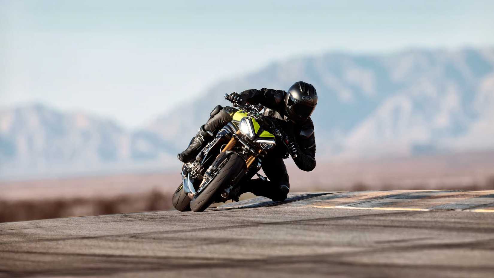 Triumph Speed Triple 1200 RX em curvas com o joelho para baixo