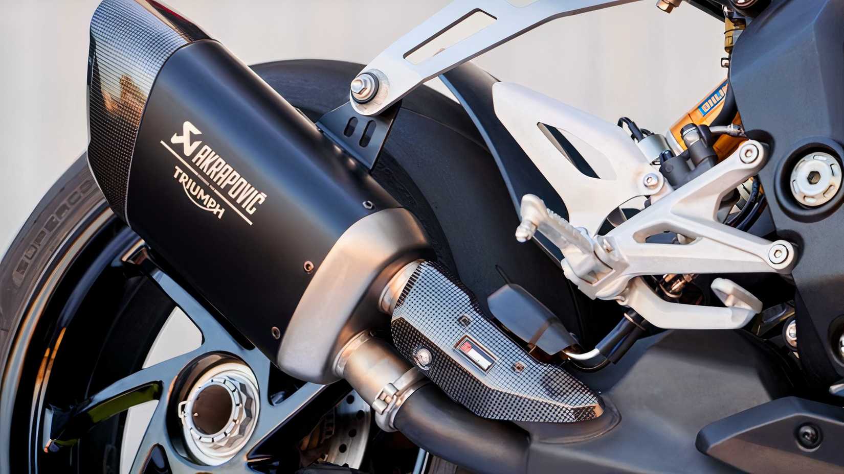 Silenciador Triumph Speed ​​Triple 1200 RX close-up