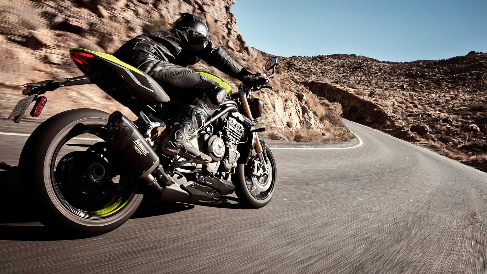 Triumph Speed Triple 1200 RX andando por estradas de montanha
