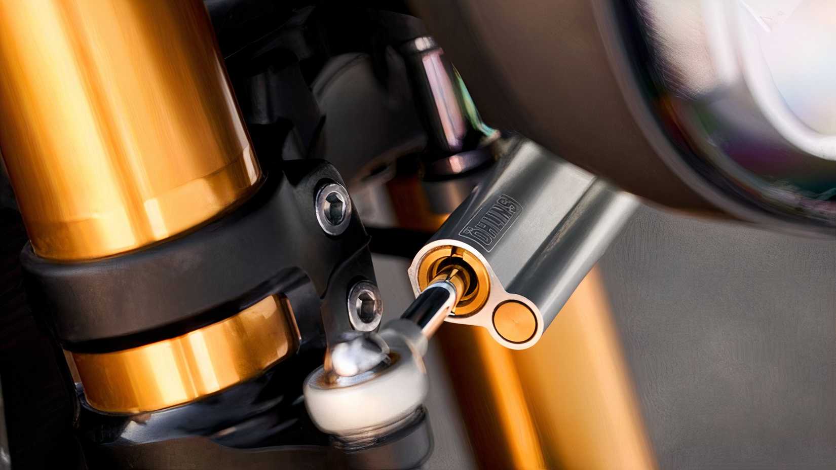 Close-up do amortecedor de direção Triumph Speed ​​Triple 1200 RX