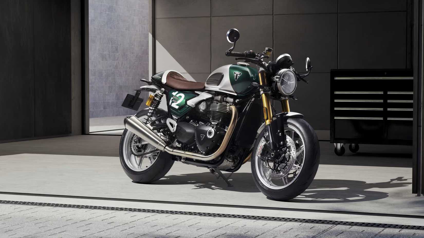 Imagem frontal de três quartos da Triumph Speed ​​Twin Café Racer Edition estacionada em frente a um prédio