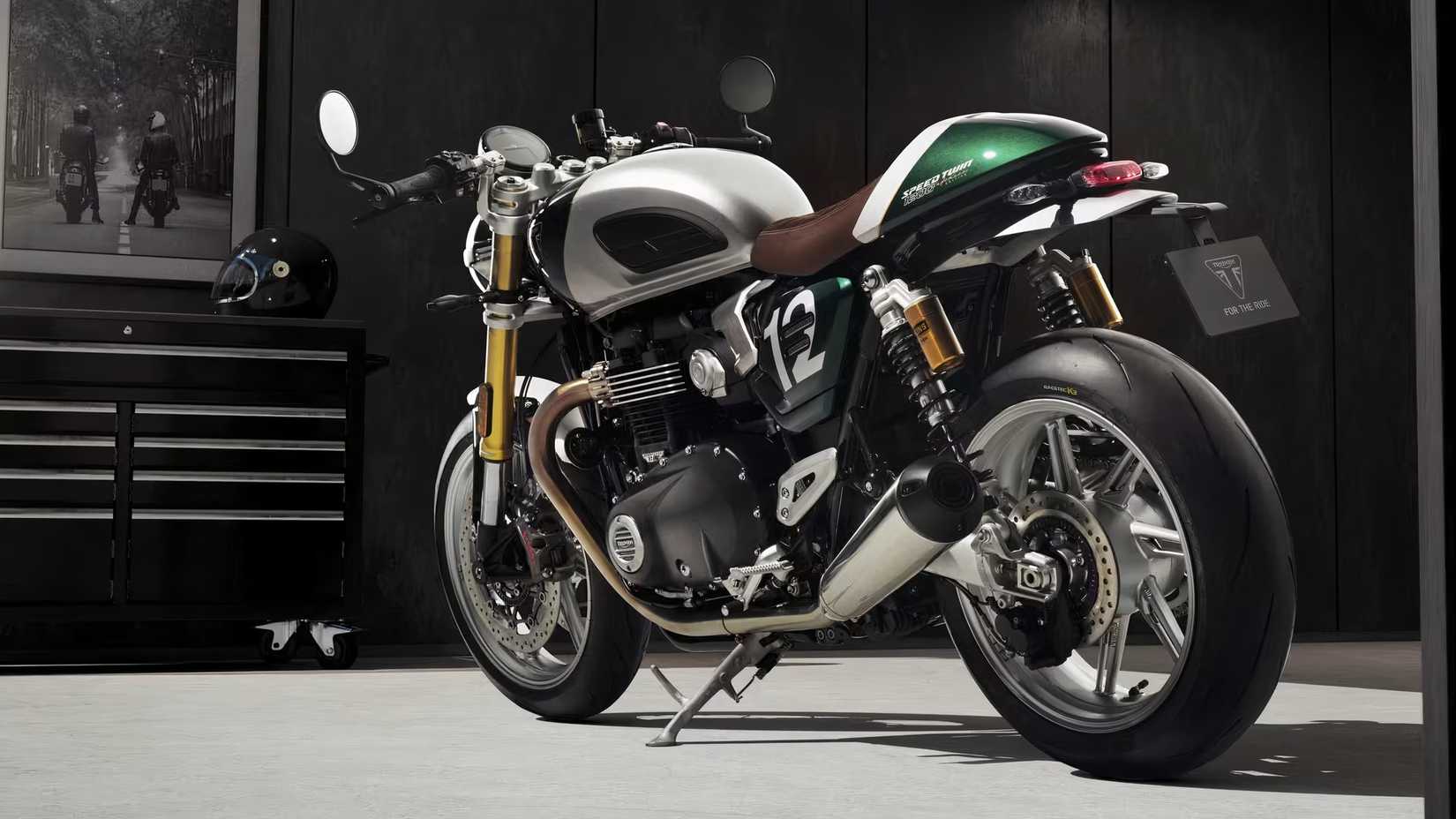 Imagem traseira de três quartos da Triumph Speed Twin Café Racer Edition estacionada em um estúdio
