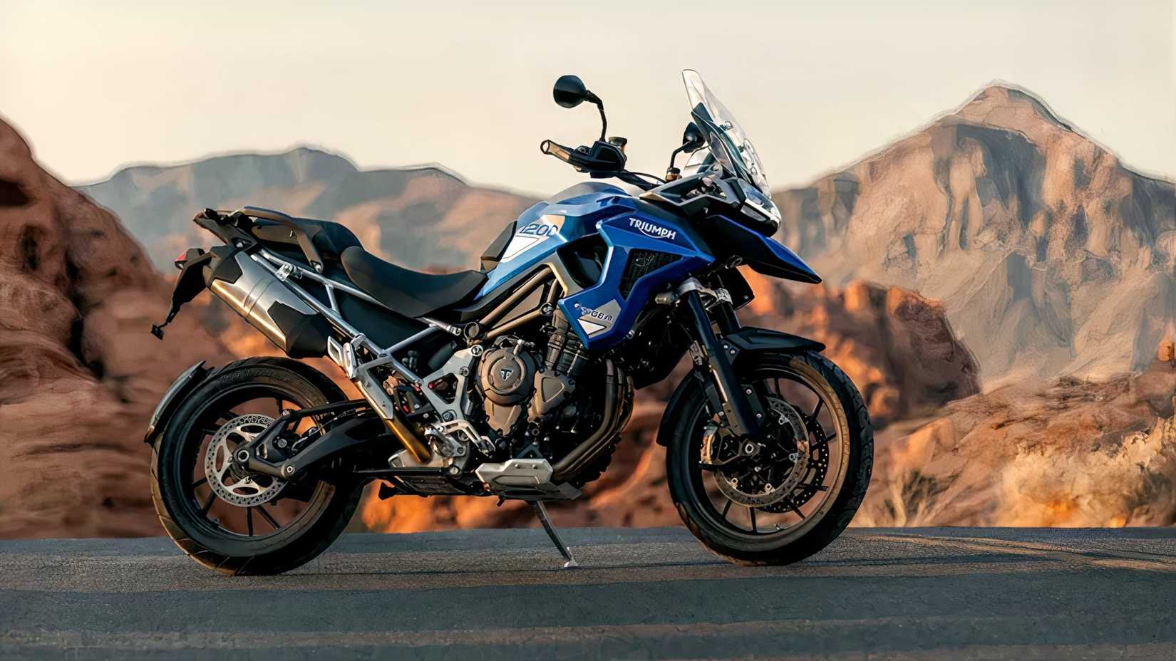 Triumph Tiger 1200 GT Pro estacionada na beira de uma estrada na montanha