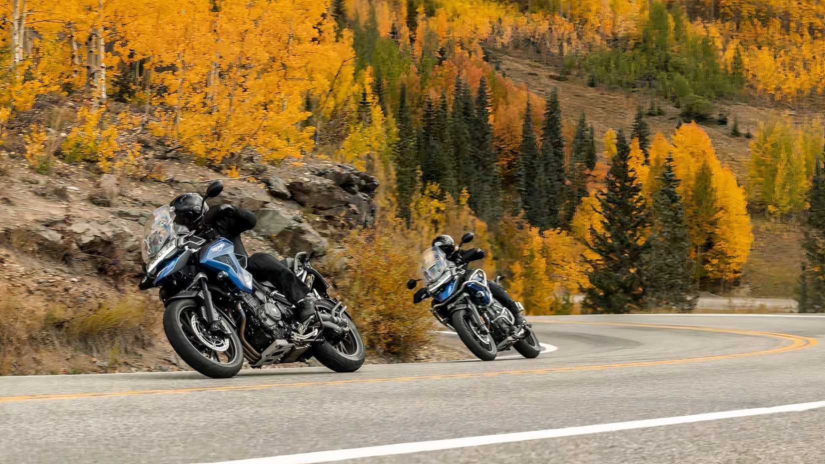 Triumph Tiger 1200 GT Pro andando em estradas sinuosas de montanha