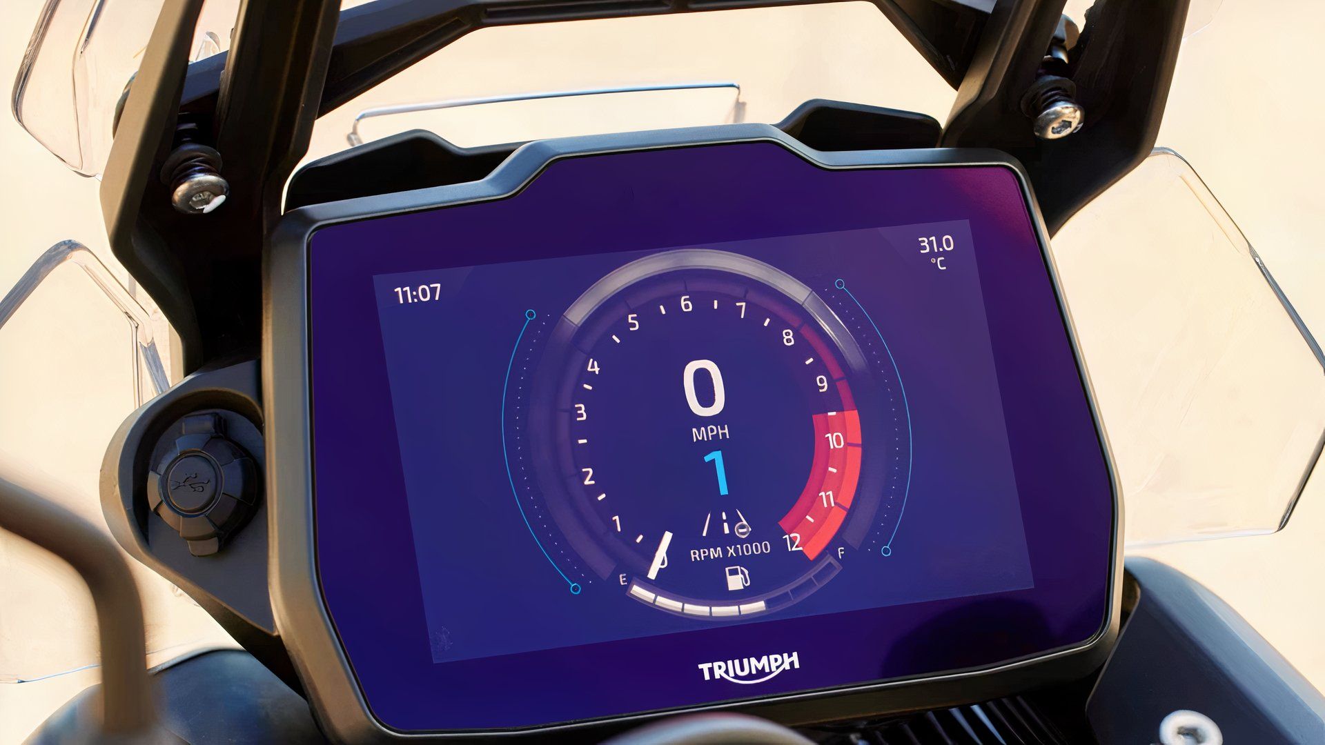 شاشة TFT في ترايمف تايغر 900 مع إعدادات القيادة والاتصال