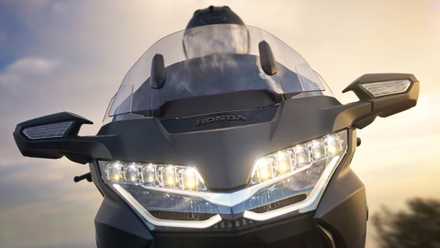Foto próxima dos faróis da Honda Gold Wing