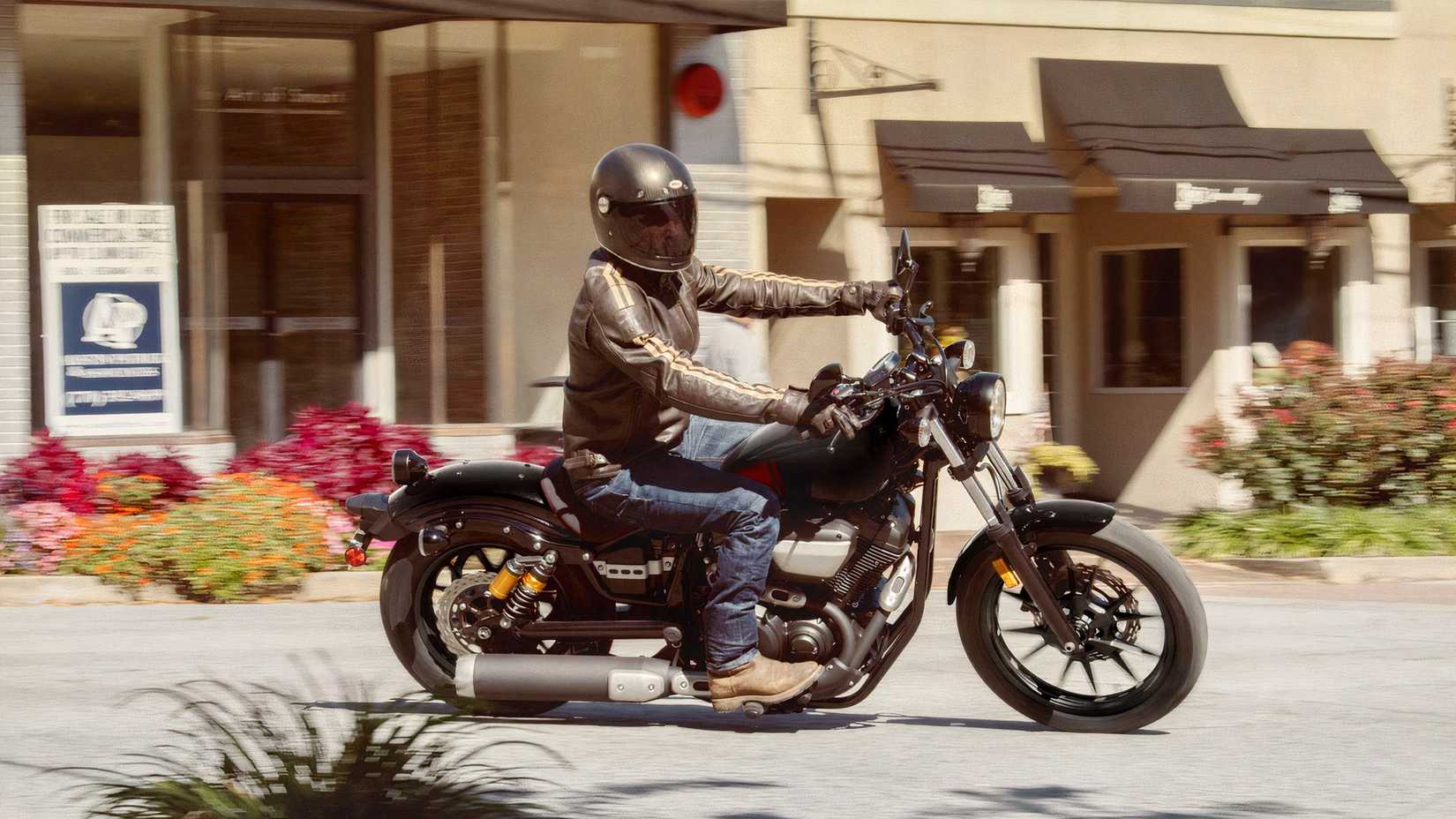 Yamaha Bolt R-Spec riding in the city