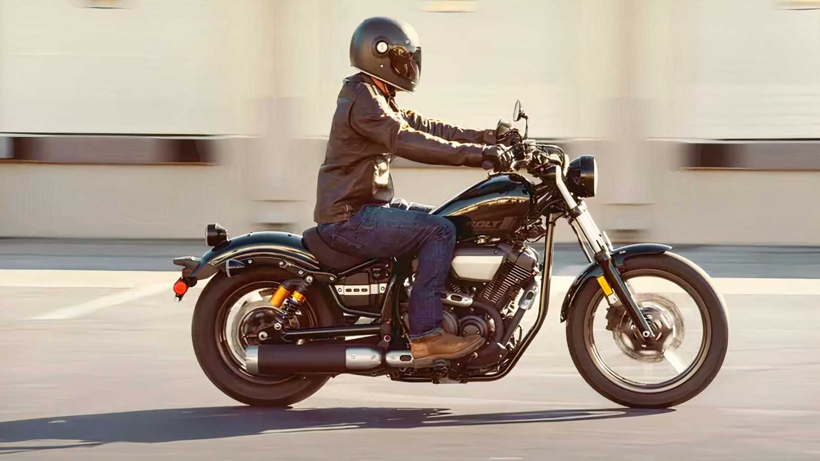 Yamaha Bolt R-Spec riding on the highway