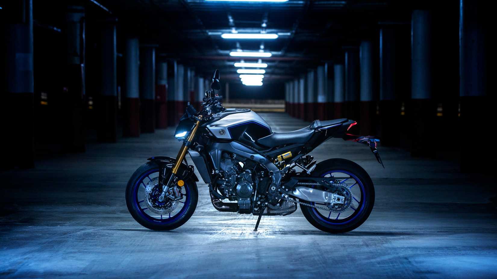Uma foto estática da Yamaha MT-09 SP em um estacionamento 