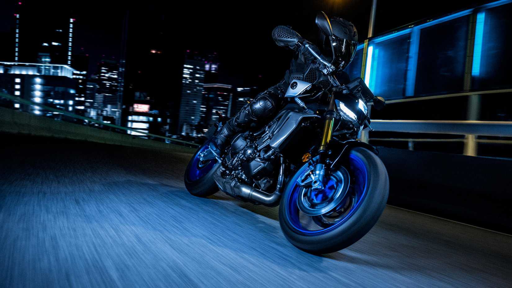Uma foto de ação da Yamaha MT-09 SP na cidade