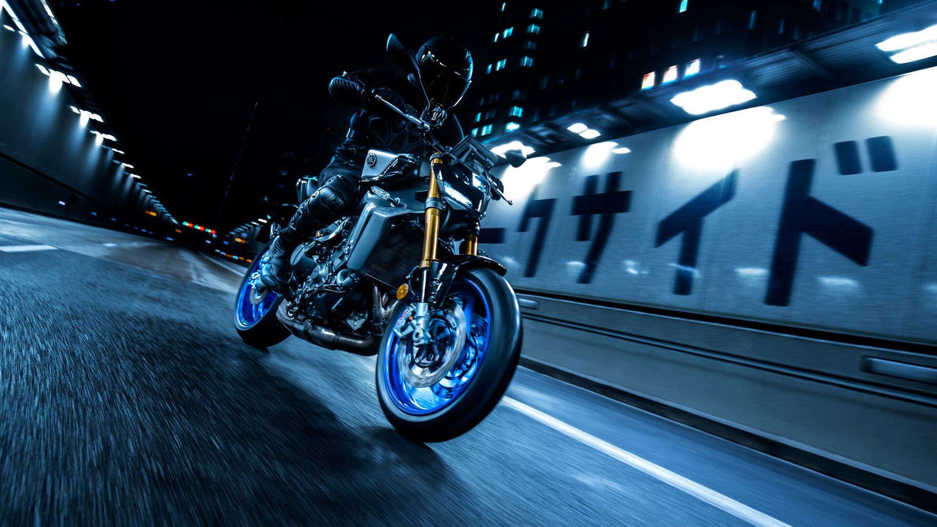 Uma foto de ação da Yamaha MT-09 SP na cidade