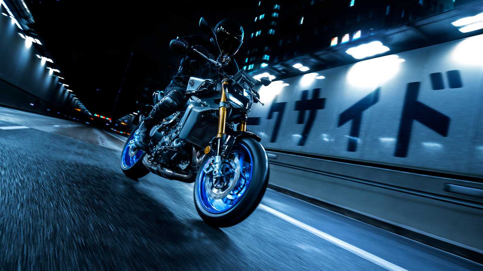 Uma foto de ação da Yamaha MT-09 SP na cidade