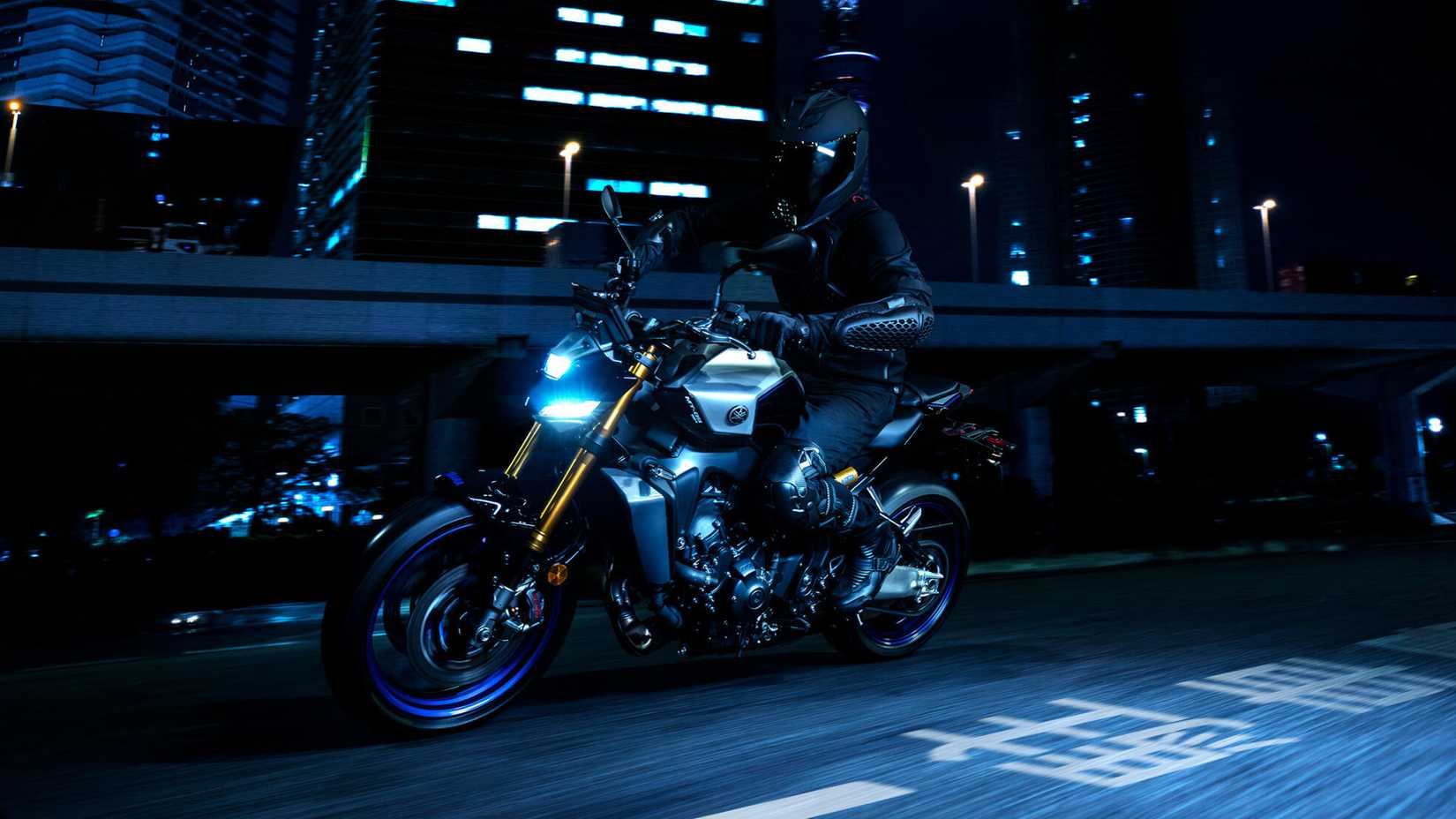 Uma foto de ação da Yamaha MT-09 SP na cidade