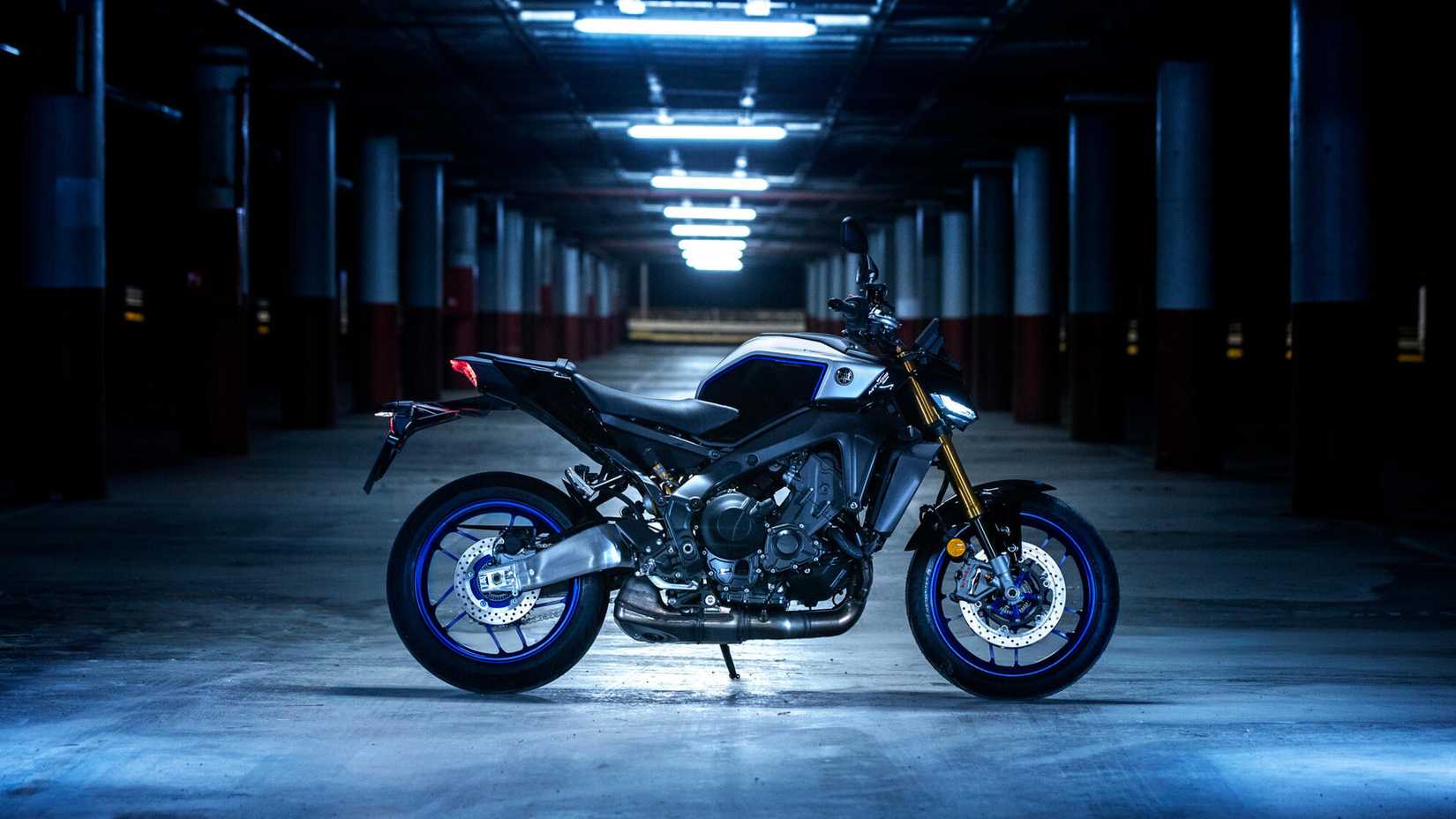 Uma foto estática da Yamaha MT-09 SP em um estacionamento