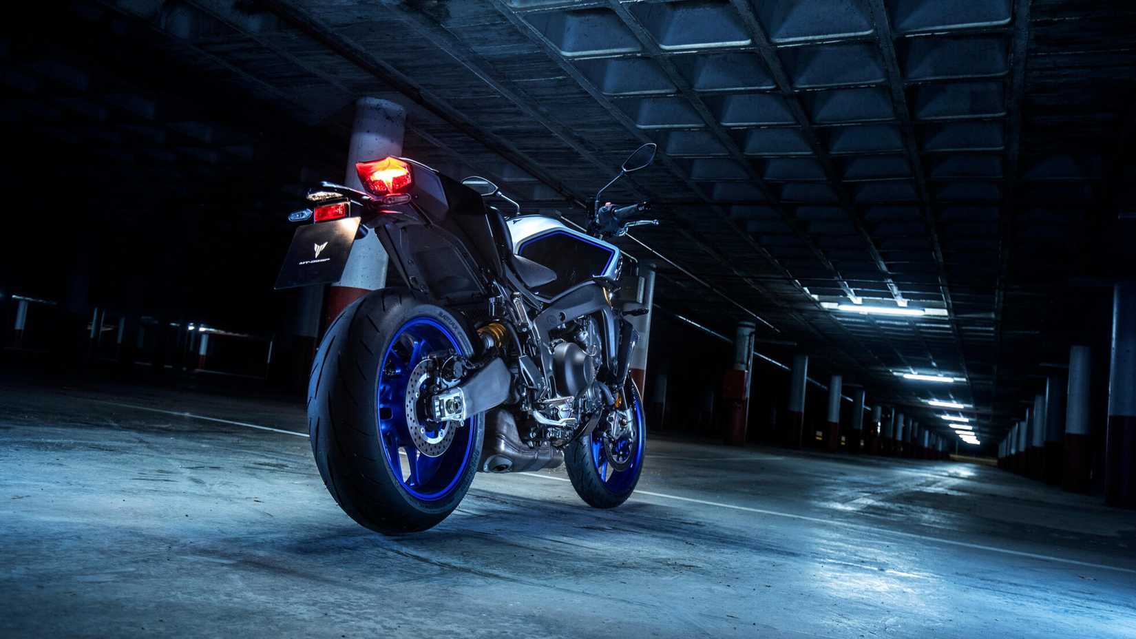 Uma foto estática da Yamaha MT-09 SP em um estacionamento