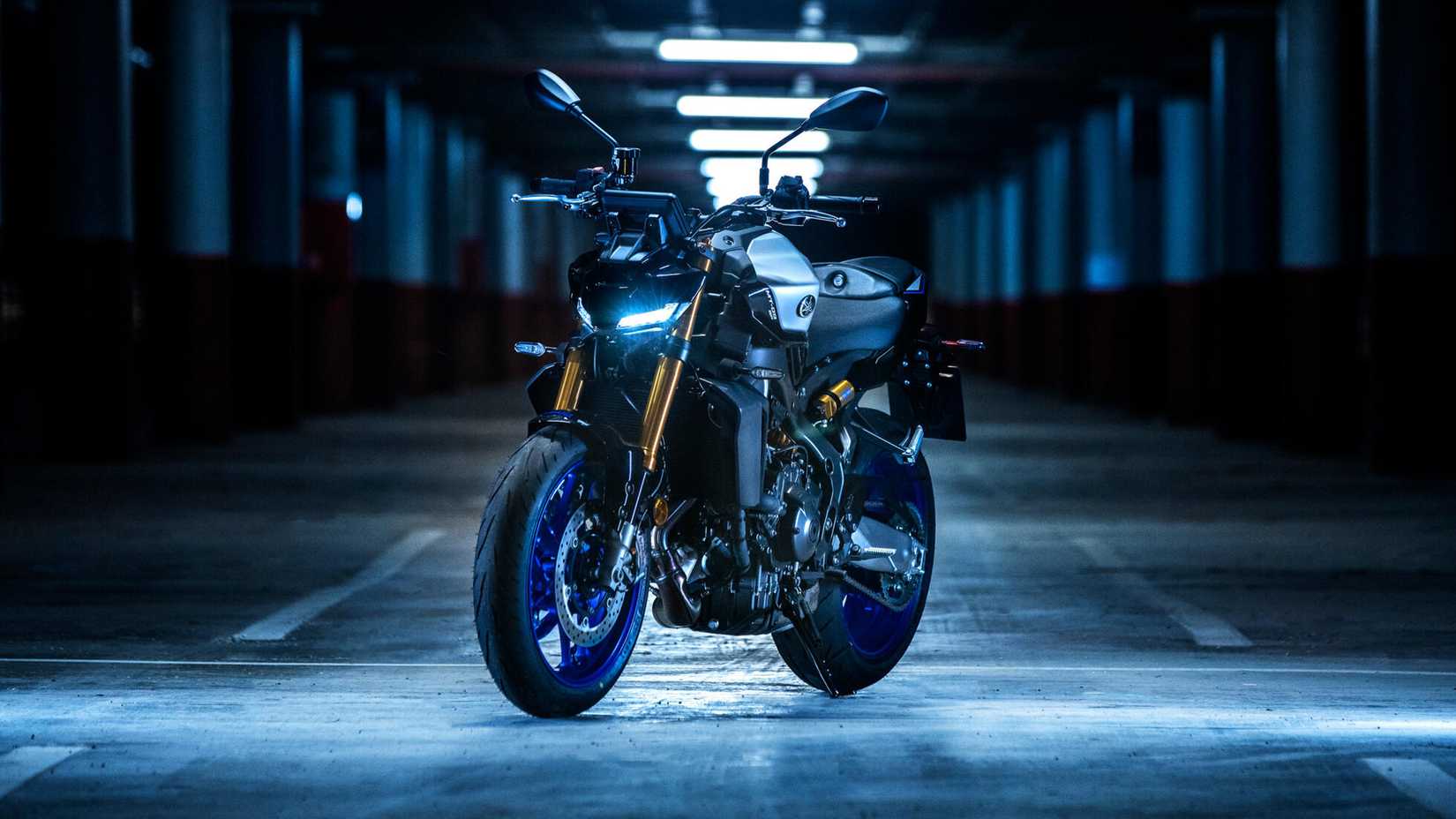 Uma foto estática da Yamaha MT-09 SP em um estacionamento