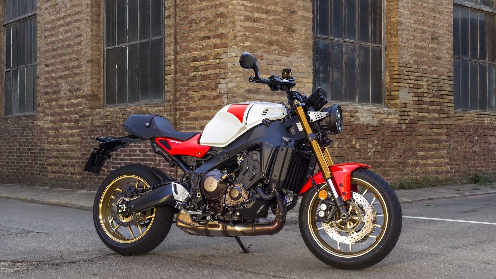 Yamaha XSR900 estacionada num ambiente urbano