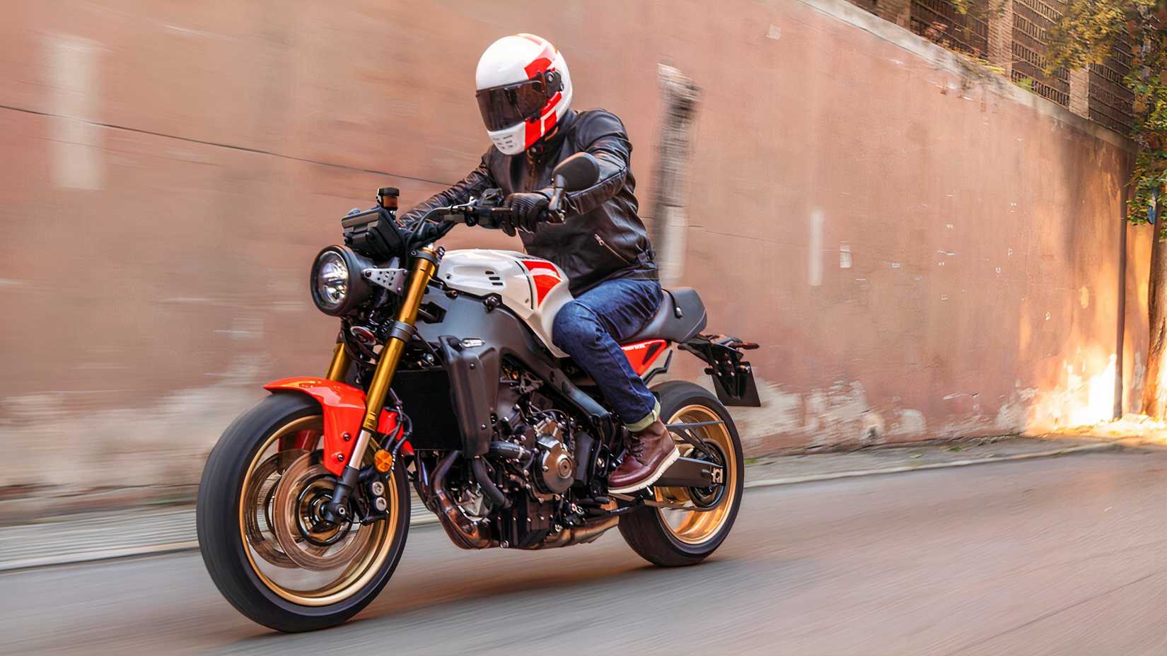 Yamaha XSR900 andando na cidade