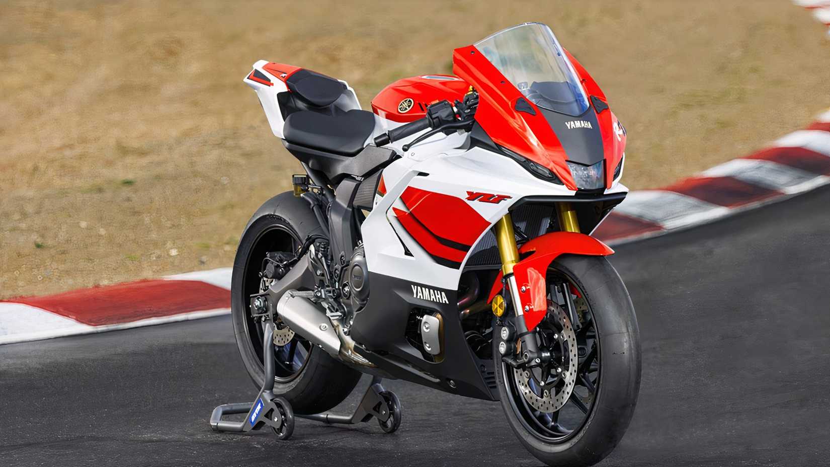 Yamaha YZF-R7 estacionada na lateral da pista de corrida