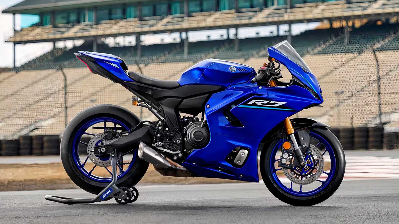 Yamaha YZF-R7 estacionada na pista