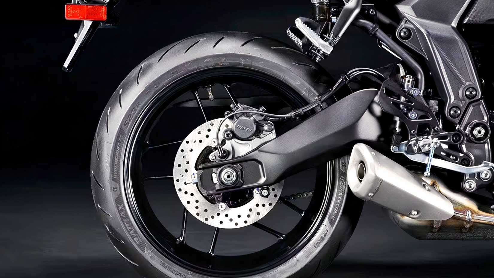 Roda traseira Yamaha YZF-R7 de perto