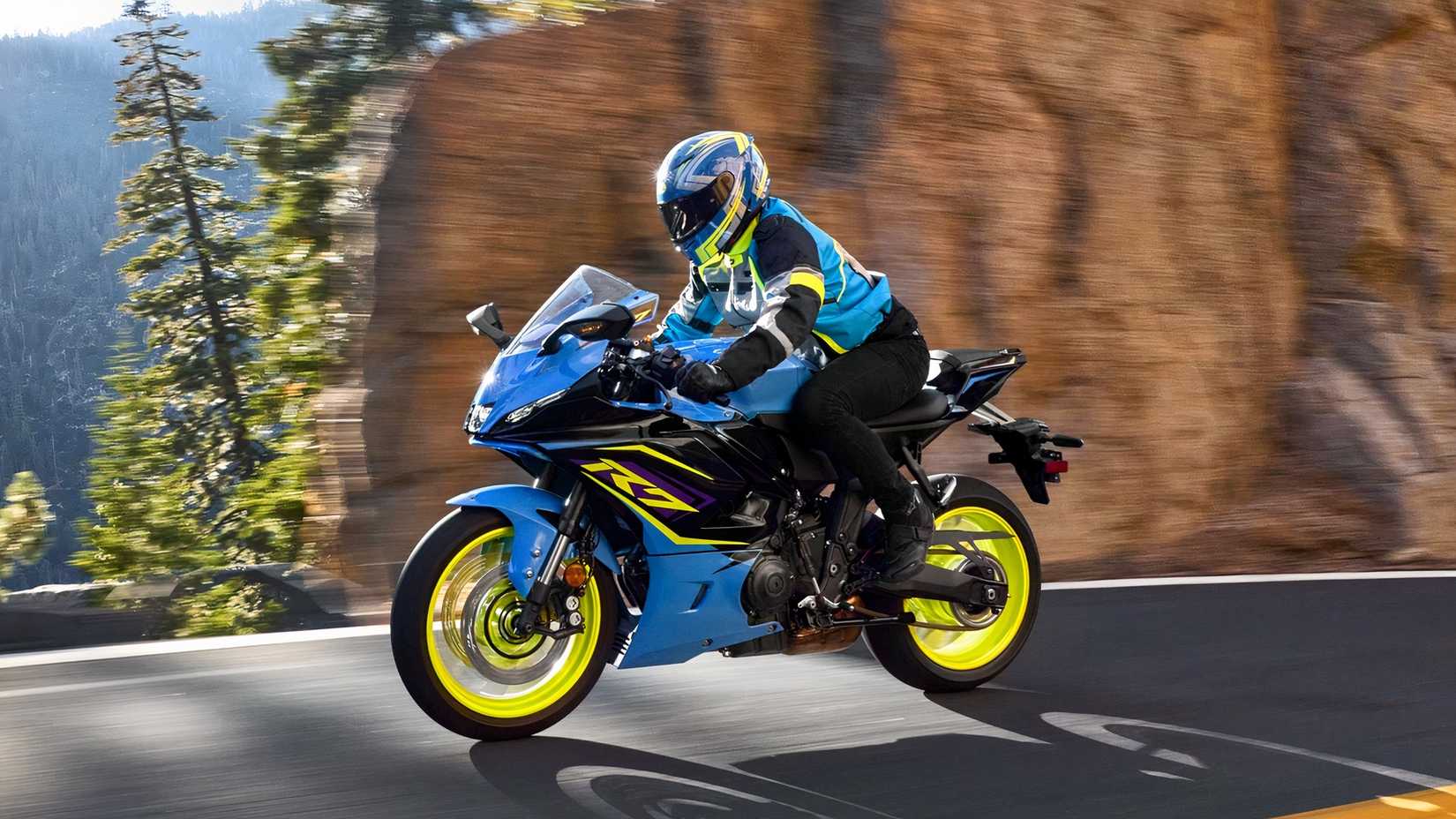 Bright Blue Yamaha YZF-R7 andando em estradas sinuosas