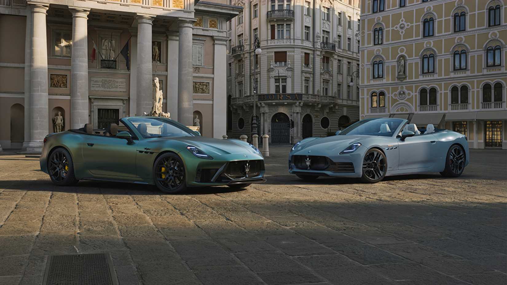 Imagem frontal 3/4 de um par de conversíveis Maserati GranCabrio 2027 estacionados em uma praça italiana
