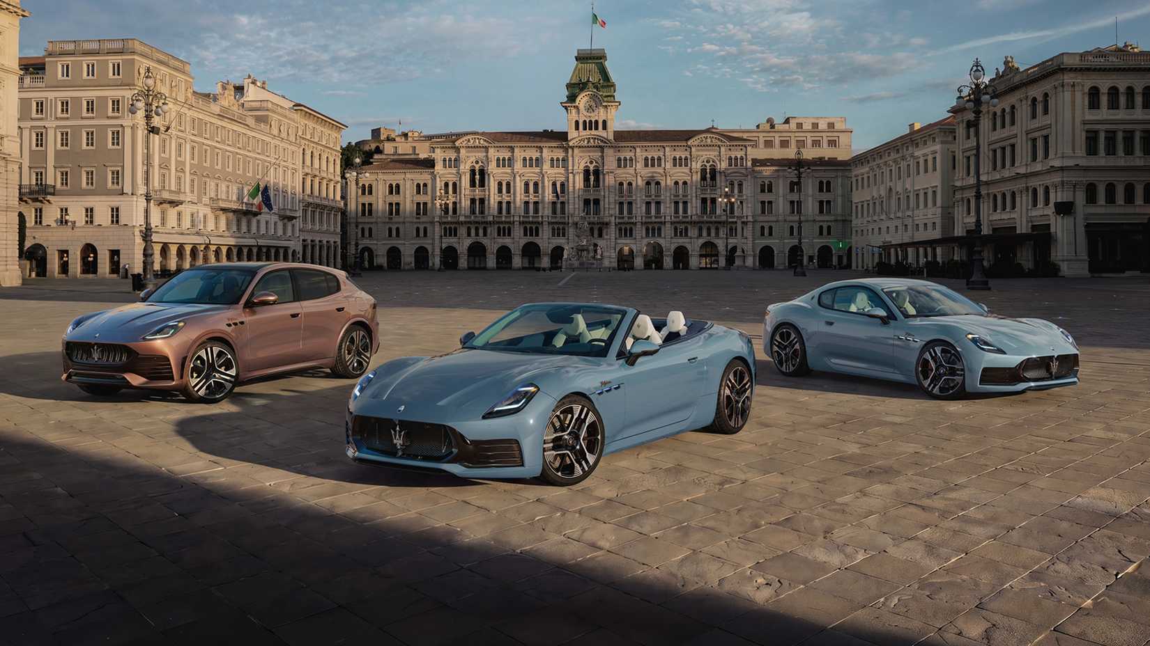 Imagem frontal do Maserati Grecale, GranCabrio e GranTurismo Folgore 2027 estacionados em uma praça italiana