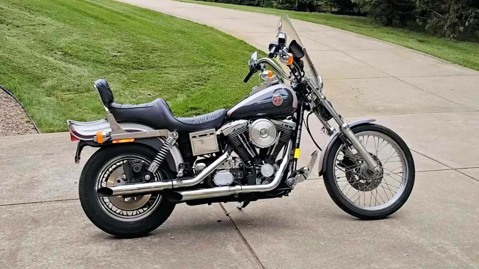 1993 Harley-Davidson Wide Glide 90º aniversário estacionada em uma garagem
