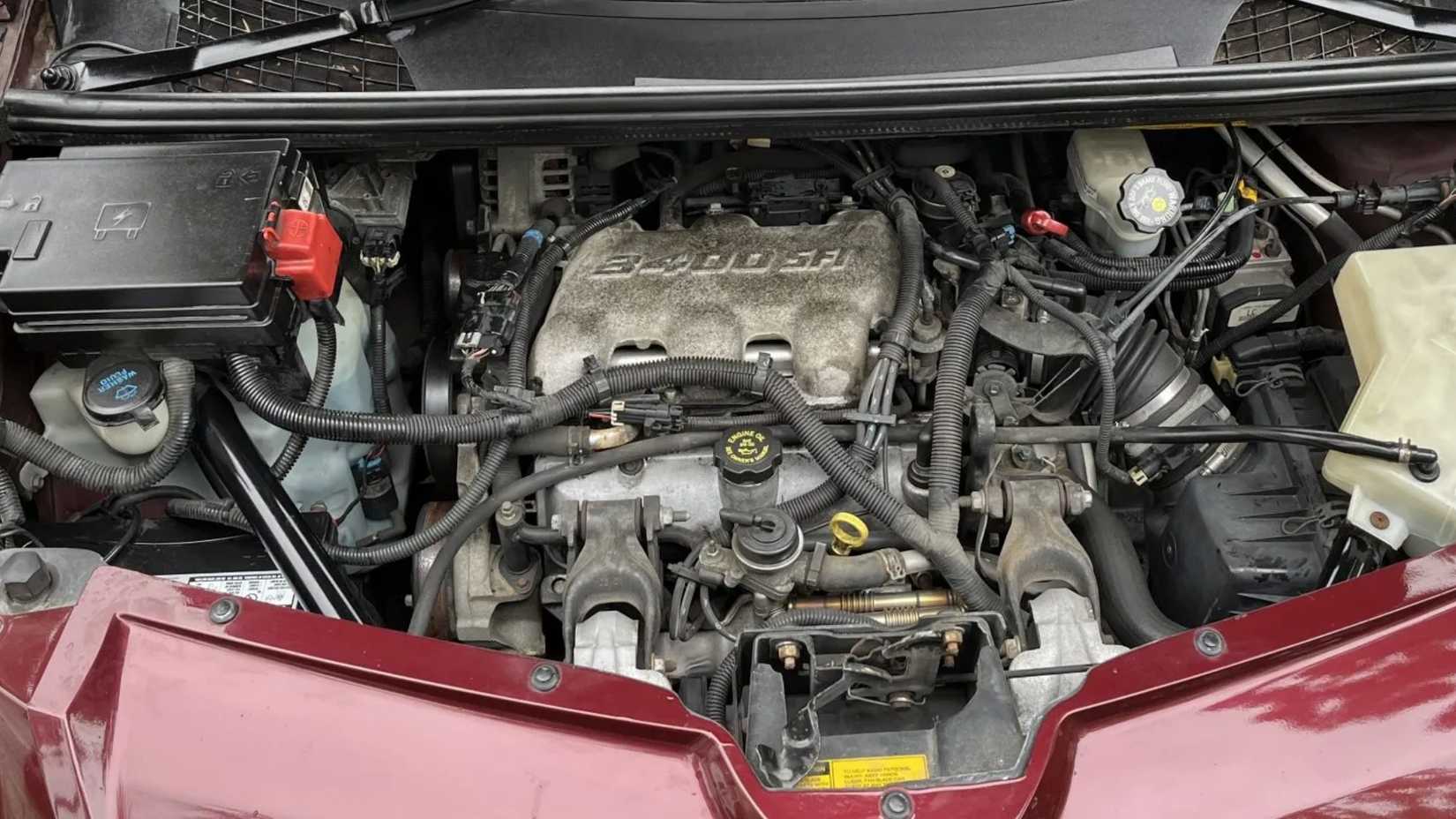 Compartimento do motor Pontiac Aztek GT 2001