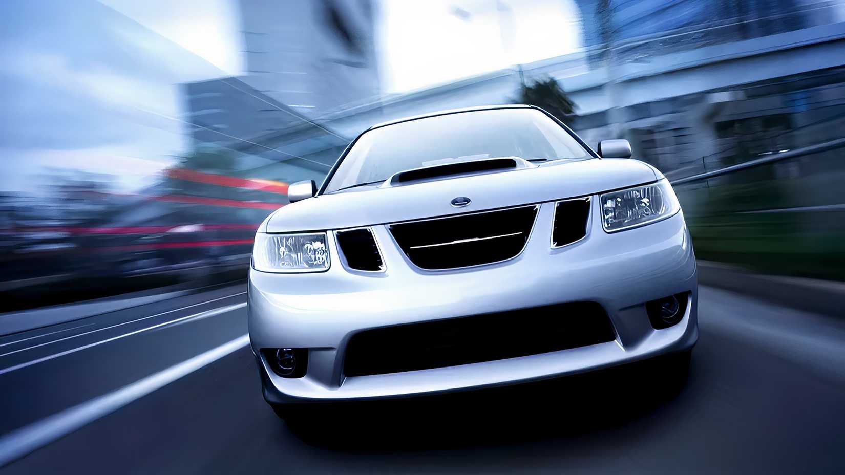 Foto frontal do Saab 9-2X 2006 dirigindo na cidade