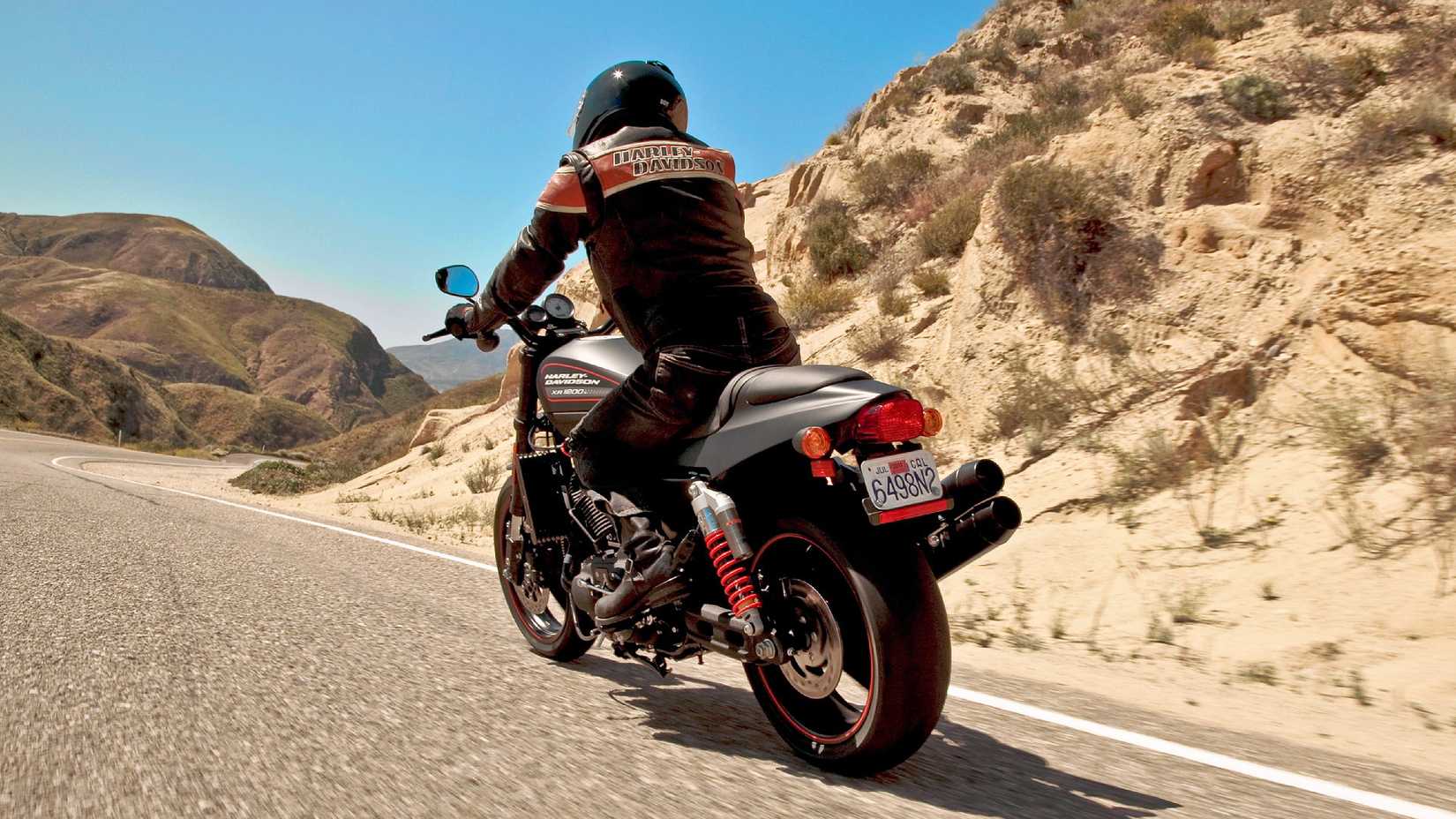 Vista traseira da Harley-Davidson XR1200X 2011 andando nos Canyons