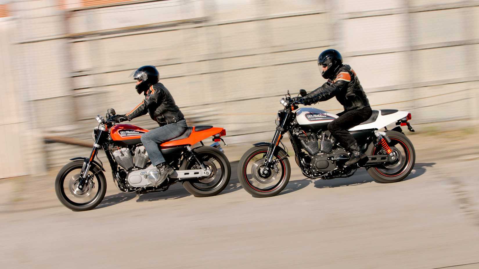 Foto panorâmica de duas bicicletas Harley-Davidson XR1200X 2011 na rua