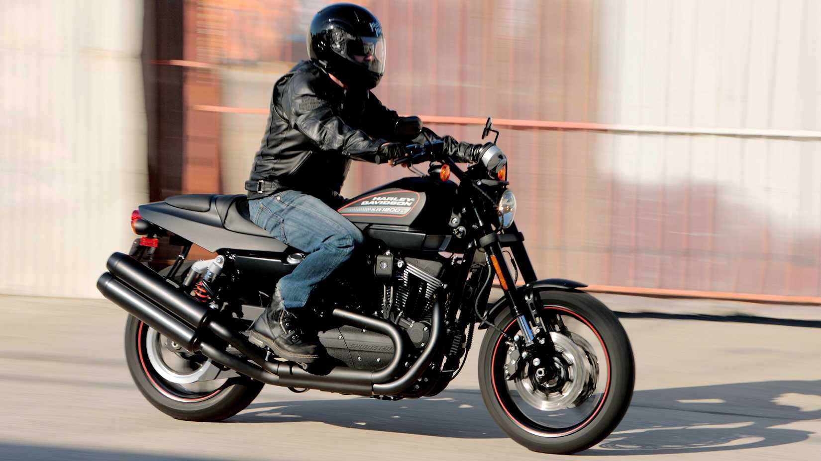 Harley-Davidson XR1200X preta 2011 andando na cidade