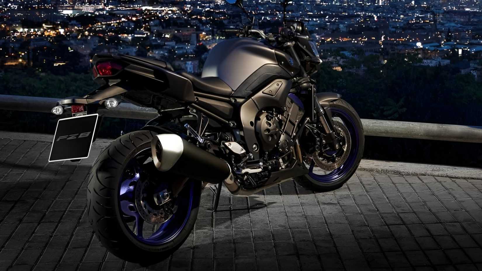 Yamaha FZ8 2011 estacionada na calçada, vista traseira do terceiro quarto